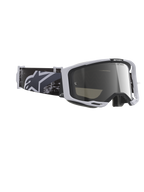 Alpinestars Vision 8 Lahnd Goggles, gogle motocrossowe, Iron Camo Mirror Silver, jasnoszara oprawka z lustrzaną srebrną szybką, czarno-szary pasek z wzorem kamuflażu i białym logo Alpinestars, wyczynowa ochrona oczu off-road