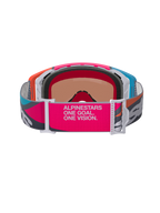 Alpinestars Supertech Stream Goggles, widok z tyłu ukazujący szeroki różowo-szary pasek z brandingiem 'ALPINESTARS ONE GOAL. ONE VISION.', wielokolorowa oprawka w kolorach pomarańczowym i niebieskim, formowana w 3D pianka, profesjonalne gogle motocrossowe i terenowe