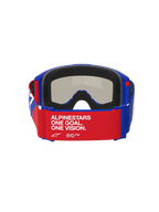 Gogle Alpinestars Vision Sand, niebiesko-czerwono-białe, widok od tyłu z czerwonym paskiem z białym napisem „ALPINESTARS ONE GOAL. ONE VISION.”, niebieska oprawka z grubą czarną wyściółką z pianki, ciemna dymna soczewka widoczna od wewnątrz, wysokowydajne gogle motocrossowe