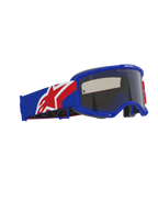 Alpinestars Vision Sand Goggles, gogle motocrossowe off-road, niebiesko-czerwono-biała oprawka i pasek, ciemna dymna soczewka, szeroki pasek z silikonowym wykończeniem i ergonomiczna pianka.