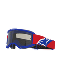Alpinestars Vision Sand Goggles, gogle motocrossowe, niebieska oprawka z przyciemnianą soczewką Dark Smoke, czerwony pasek z niebiesko-białym logo, ochrona oczu off-road ze specjalistyczną pianką wentylacyjną do jazdy pustynnej