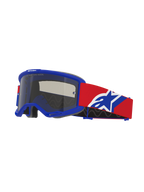 Alpinestars Vision Sand Goggles, gogle motocrossowe, niebieska oprawka z przyciemnianą soczewką Dark Smoke, czerwony pasek z niebiesko-białym logo, ochrona oczu off-road ze specjalistyczną pianką wentylacyjną do jazdy pustynnej