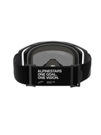 Alpinestars Vision 8 Corp Goggles, gogle motocrossowe, widok z tyłu na czarny regulowany pasek z białym napisem „ALPINESTARS ONE GOAL. ONE VISION.”, czarna oprawka i piankowa wyściółka