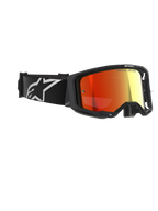 Gogle Alpinestars Vision 8 Corp, gogle motocrossowe, czarne z czerwoną lustrzaną soczewką, czarny pasek z białym logo Alpinestars, napis „ONE GOAL. ONE VISION.” na soczewce, profesjonalna ochrona oczu do jazdy w terenie