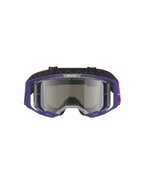 Alpinestars Vision 8 Corp Goggles, gogle motocrossowe z fioletową oprawką i jasnoszarą lustrzaną srebrną soczewką, lekka konstrukcja A-FLEX, wentylacja RAM-AIR, napis „ONE GOAL. ONE VISION.” na soczewce, fioletowy pasek, profesjonalna ochrona oczu off-road