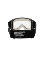 Gogle Alpinestars Vision 5 Corp, gogle motocrossowe, czarne i przezroczyste, widok z tyłu przedstawiający czarny pasek z białym napisem 'ALPINESTARS ONE GOAL. ONE VISION.', jasnoszarą piankę oraz przezroczystą soczewkę przeciwmgielną.