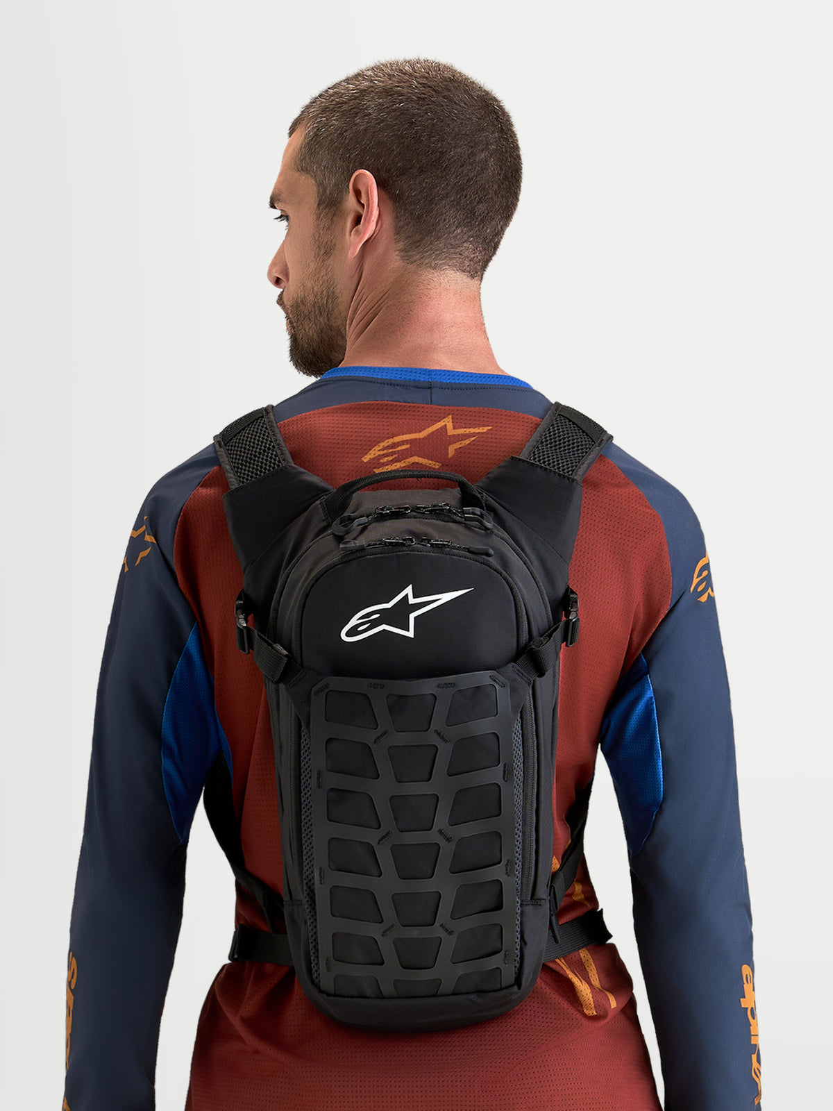 Alpinestars Plecak AT-9, plecak motocyklowy motocross, czarny z białym logo, kompaktowy design na tor i do codziennego użytku, na modelu