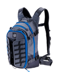 Alpinestars AT-15 Back Pack, motocyklowy plecak przygodowy, ciemnoszary i grafitowy z jasnoniebieskim wykończeniem zamków, widok z przodu pod kątem ukazujący logo „ALL TERRA”, rozszerzalny panel przedni oraz techniczny, ergonomiczny system szelek.