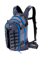 Alpinestars AT-15 Back Pack, motocyklowy plecak przygodowy, ciemnoszary i grafitowy z jasnoniebieskim wykończeniem zamków, widok z przodu pod kątem ukazujący logo „ALL TERRA”, rozszerzalny panel przedni oraz techniczny, ergonomiczny system szelek.