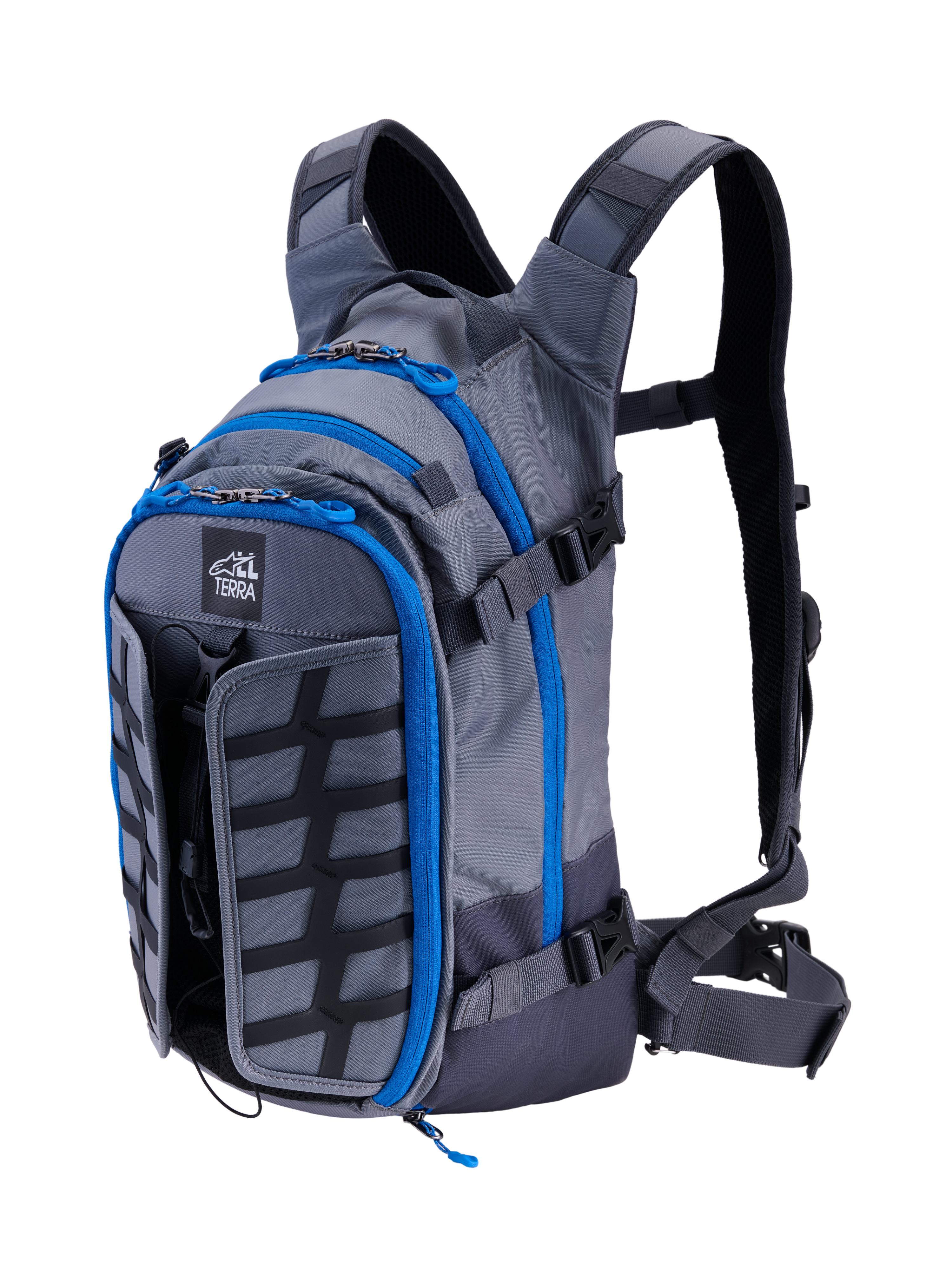 Alpinestars AT-15 Back Pack, motocyklowy plecak przygodowy, ciemnoszary i grafitowy z jasnoniebieskim wykończeniem zamków, widok z przodu pod kątem ukazujący logo „ALL TERRA”, rozszerzalny panel przedni oraz techniczny, ergonomiczny system szelek.