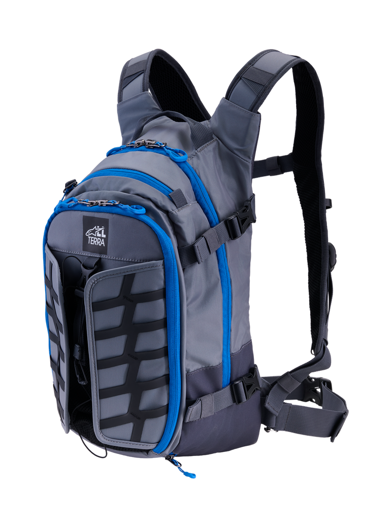 Alpinestars AT-15 Back Pack, motocyklowy plecak przygodowy, ciemnoszary i grafitowy z jasnoniebieskim wykończeniem zamków, widok z przodu pod kątem ukazujący logo „ALL TERRA”, rozszerzalny panel przedni oraz techniczny, ergonomiczny system szelek.