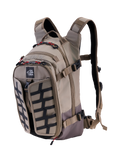 Plecak Alpinestars AT-15, Aluminum Walnut, rozszerzalny motocyklowy plecak adventure o pojemności 15 l, widok 3/4 z przodu z logo All Terra, czarny panel z siatką, czerwone akcenty przy zamkach, ergonomiczne paski naramienne, solidna konstrukcja off-road