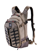 Plecak Alpinestars AT-15, Aluminum Walnut, rozszerzalny motocyklowy plecak adventure o pojemności 15 l, widok 3/4 z przodu z logo All Terra, czarny panel z siatką, czerwone akcenty przy zamkach, ergonomiczne paski naramienne, solidna konstrukcja off-road