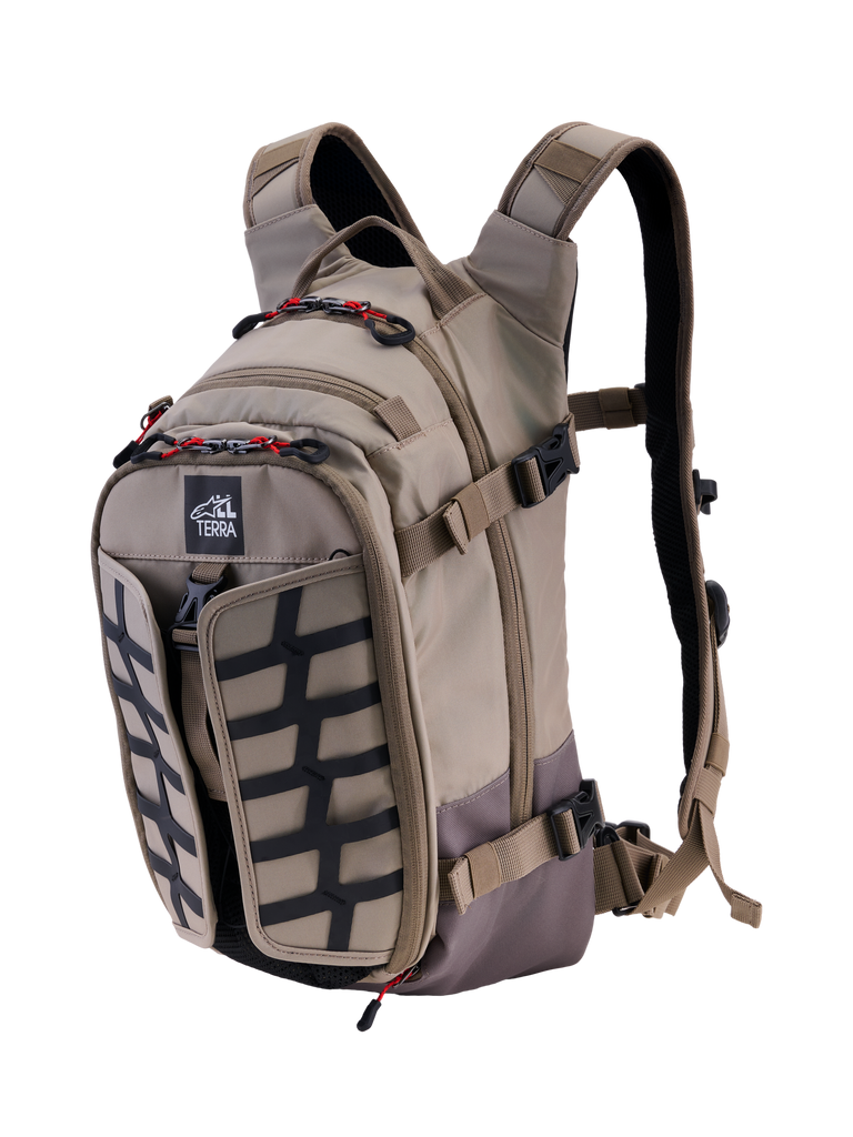 Plecak Alpinestars AT-15, Aluminum Walnut, rozszerzalny motocyklowy plecak adventure o pojemności 15 l, widok 3/4 z przodu z logo All Terra, czarny panel z siatką, czerwone akcenty przy zamkach, ergonomiczne paski naramienne, solidna konstrukcja off-road