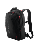 Plecak Alpinestars City Hunter V2, miejski plecak motocyklowy, czarny z czerwonymi uchwytami suwaków i akcentami, szare pionowe logo, wyściełane siateczkowe szelki, smukły zwężany design zapewniający stabilność podczas jazdy
