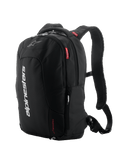 Alpinestars City Hunter V2 Backpack, czarny z białymi i czerwonymi akcentami, miejski plecak motocyklowy, posiada wyściełane siatkowe szelki, wiele przegród zapinanych na zamek, pionowy biały napis marki oraz czerwone detale z logo, ergonomiczna konstrukcja dla motocyklistów