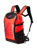 Alpinestars MM93 AMP3 Backpack, techniczny plecak motocyklowy, czerwony fluo i jaskrawoczerwony z czarnymi akcentami, branding Marc Marquez 93 i logo Alpinestars, regulowane paski na ramiona, boczna siateczkowa kieszeń, strukturalna konstrukcja tekstylna