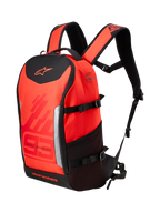 Alpinestars MM93 AMP3 Backpack, techniczny plecak motocyklowy, czerwony fluo i jaskrawoczerwony z czarnymi akcentami, branding Marc Marquez 93 i logo Alpinestars, regulowane paski na ramiona, boczna siateczkowa kieszeń, strukturalna konstrukcja tekstylna