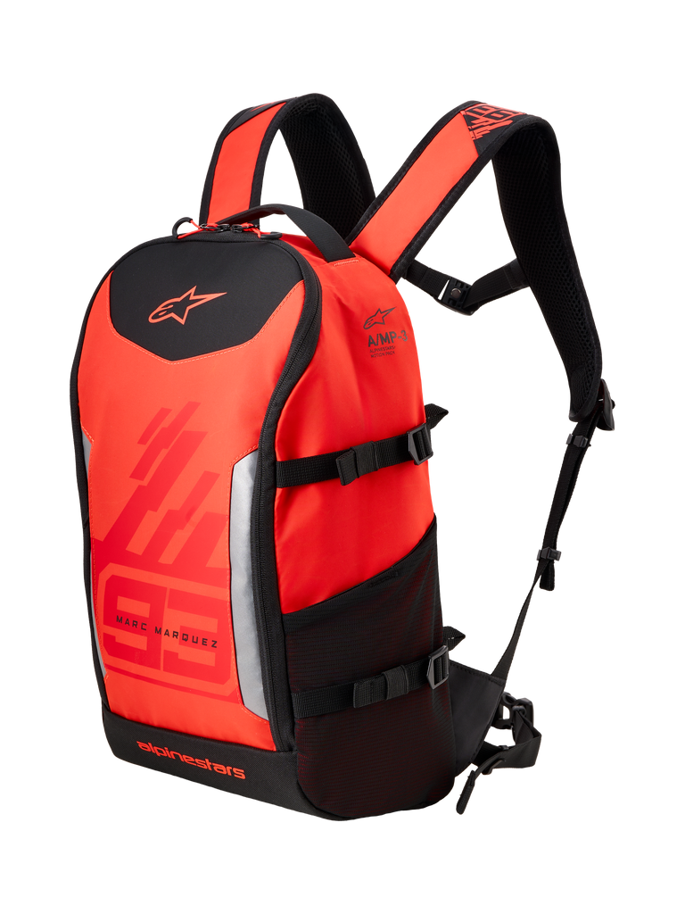 Alpinestars MM93 AMP3 Backpack, techniczny plecak motocyklowy, czerwony fluo i jaskrawoczerwony z czarnymi akcentami, branding Marc Marquez 93 i logo Alpinestars, regulowane paski na ramiona, boczna siateczkowa kieszeń, strukturalna konstrukcja tekstylna