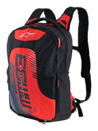 Plecak Alpinestars MM93 City Hunter V2, czarno-czerwony, sportowy plecak motocyklowy z ergonomicznymi wyściełanymi szelkami, wiele przegród z czerwonymi uchwytami zamków, wyrazisty czerwony panel przedni z logo MM93 i grafikami Marca Marqueza, wytrzymała tkanina poliestrowa, smukły, aerodynamiczny design