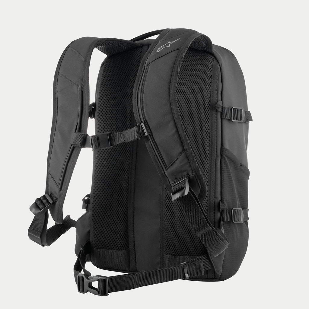 Plecak Alpinestars AMP3, techniczny plecak motocyklowy, czarny, widok z tyłu pokazujący panel tylny z siatki 3D, regulowane wyściełane paski na ramiona z magnetycznym zapięciem na klatce piersiowej i paskami biodrowymi, boczne klamry kompresyjne, wytrzymała konstrukcja z poliestru
