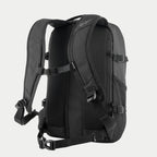 Plecak Alpinestars AMP3, techniczny plecak motocyklowy, czarny, widok z tyłu pokazujący panel tylny z siatki 3D, regulowane wyściełane paski na ramiona z magnetycznym zapięciem na klatce piersiowej i paskami biodrowymi, boczne klamry kompresyjne, wytrzymała konstrukcja z poliestru