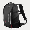 Plecak Alpinestars AMP3, czarny techniczny plecak motocyklowy z białymi logotypami, srebrne panele odblaskowe, czerwone uchwyty zamków, regulowane boczne paski kompresyjne i wyściełane siatkowe szelki