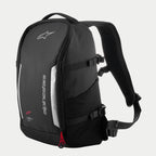 Plecak Alpinestars AMP3, czarny techniczny plecak motocyklowy z białymi logotypami, srebrne panele odblaskowe, czerwone uchwyty zamków, regulowane boczne paski kompresyjne i wyściełane siatkowe szelki