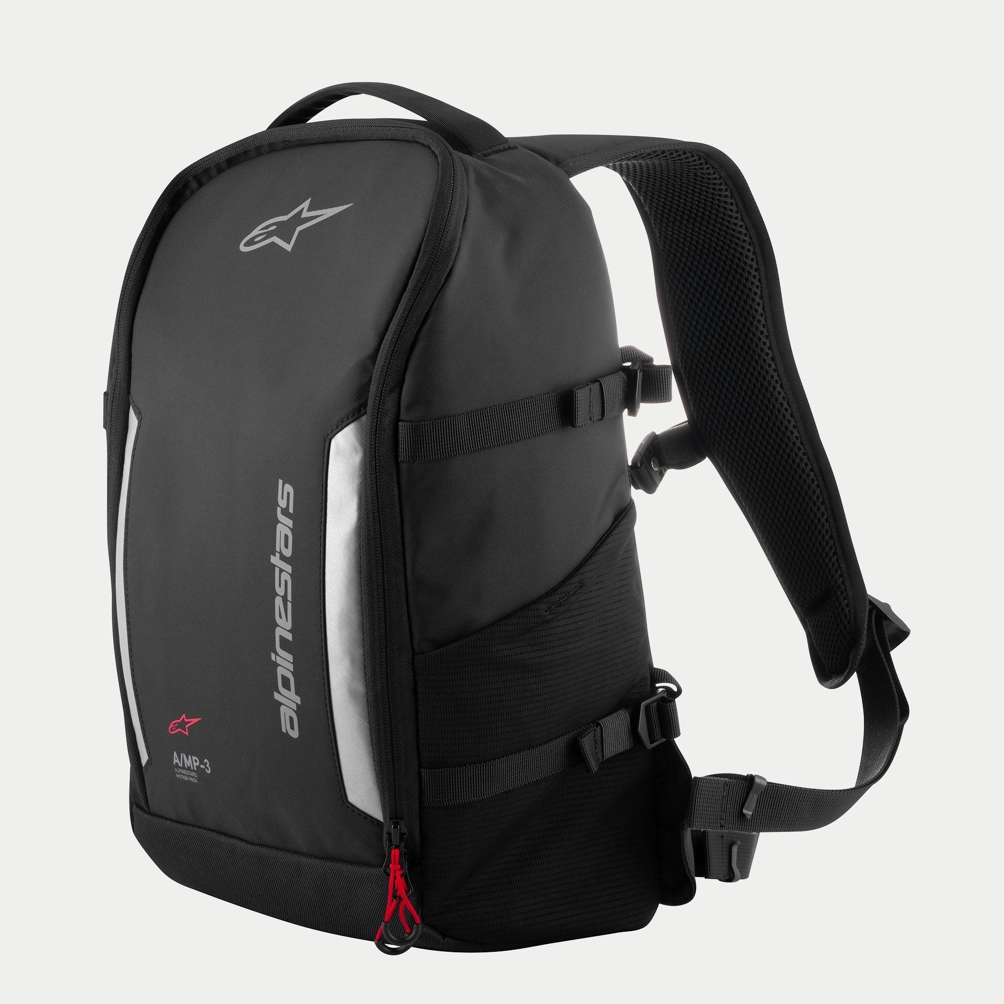 Plecak Alpinestars AMP3, czarny techniczny plecak motocyklowy z białymi logotypami, srebrne panele odblaskowe, czerwone uchwyty zamków, regulowane boczne paski kompresyjne i wyściełane siatkowe szelki