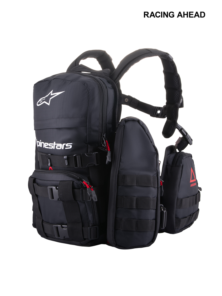 Alpinestars Techdura Tactical Pack, modułowy plecak off-road i enduro, czarny z białym logo Alpinestars, wyposażony w system taśm MOLLE, wiele odpinanych kieszeni i wytrzymałą konstrukcję z tkaniny poliestrowej.