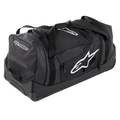 Torba podróżna Alpinestars Komodo, torba na sprzęt o dużej pojemności, czarna z białym logo Alpinestars, wyposażona w wytrzymałe kółka, wzmocnione uchwyty i liczne przegrody na zamek dla uporządkowanego przechowywania sprzętu wyścigowego