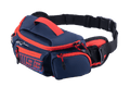 Alpinestars MM93 Waist Bag, granatowa torba na pas z jasnoczerwonymi detalami, duże logo MM93, białe logo Alpinestars, czarny regulowany pasek z klamrą, liczne kieszenie zapinane na zamek