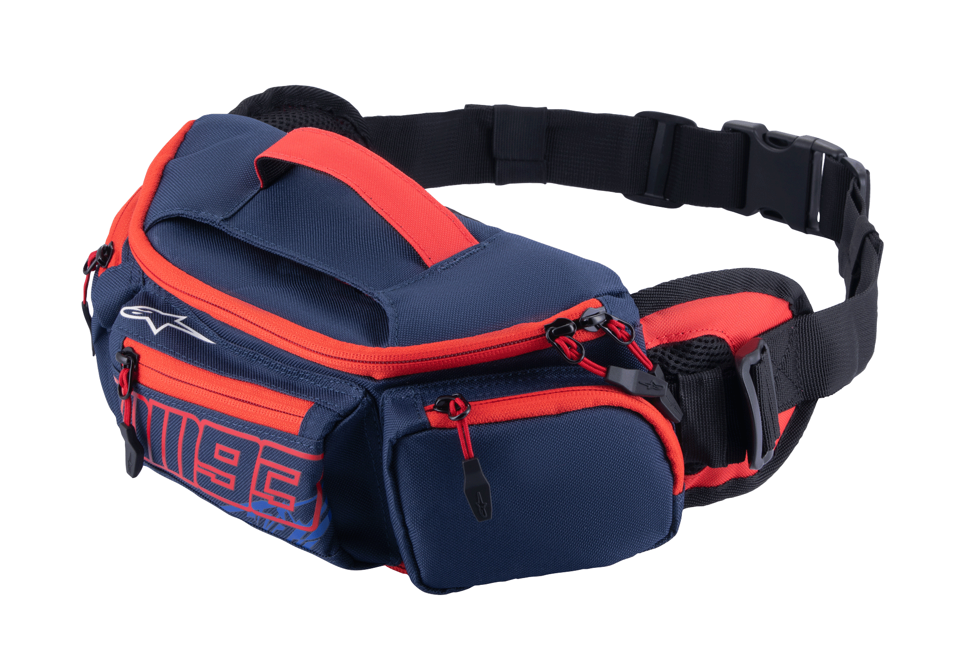 Alpinestars MM93 Waist Bag, granatowa torba na pas z jasnoczerwonymi detalami, duże logo MM93, białe logo Alpinestars, czarny regulowany pasek z klamrą, liczne kieszenie zapinane na zamek