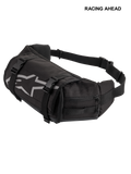 Alpinestars Tech Tool Pack, czarna, wytrzymała motocyklowa torba narzędziowa na biodra, szare logo gwiazdy Alpinestars, regulowane paski kompresyjne z plastikowymi klamrami, boczne komory zapinane na zamek, do jazdy enduro i off-road
