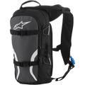 Alpinestars Iguana Hydration Backpack, terenowy plecak hydratacyjny, czarny, antracytowy i biały, wyściełane siateczkowe szelki, przednie paski kompresyjne z klamrami, komory zapinane na zamek, niebieska rurka hydratacyjna z ustnikiem