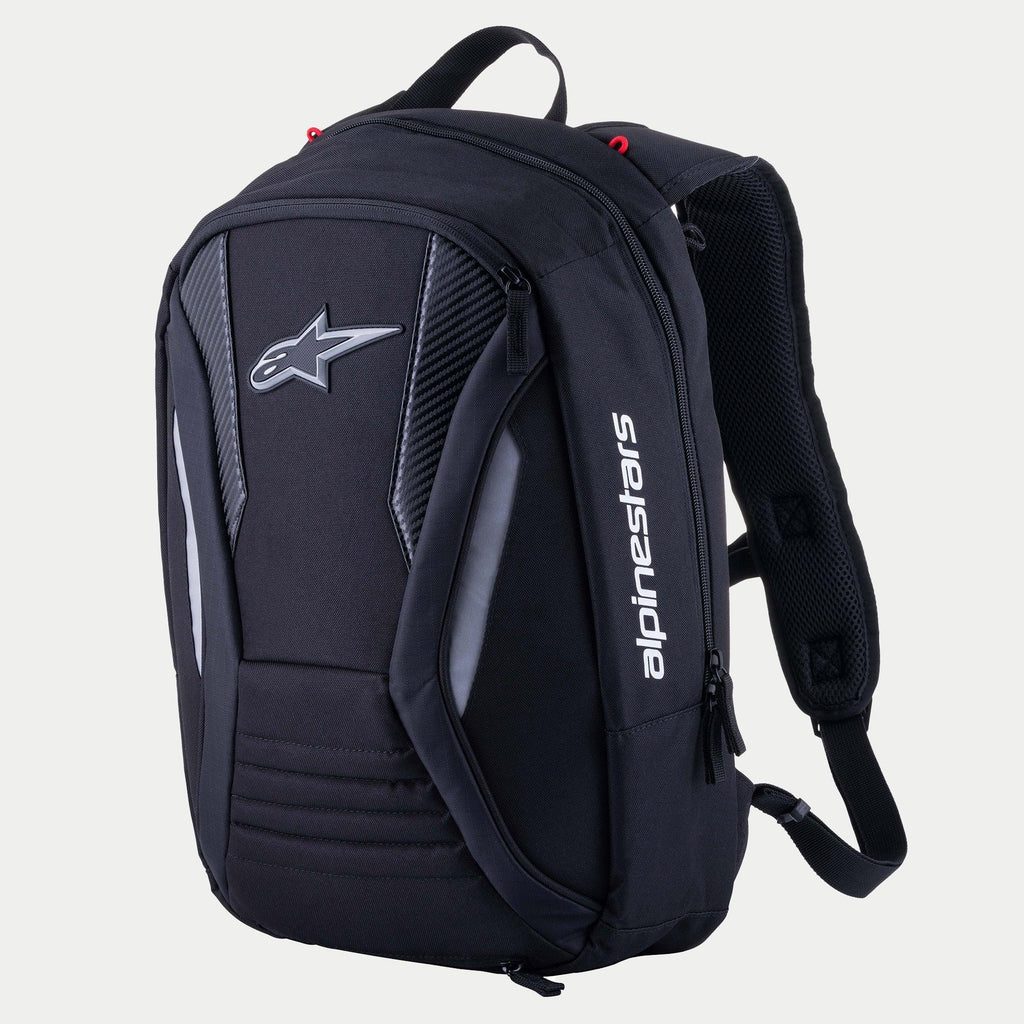 Alpinestars Charger Boost Backpack, plecak motocyklowy, czarny, aerodynamiczna półsztywna skorupa z logo Astar z przodu i białym pionowym brandingiem, panele o teksturze włókna węglowego i odblaskowe akcenty, opływowy design do sportowej jazdy szosowej
