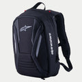 Alpinestars Charger Boost Backpack, plecak motocyklowy, czarny, aerodynamiczna półsztywna skorupa z logo Astar z przodu i białym pionowym brandingiem, panele o teksturze włókna węglowego i odblaskowe akcenty, opływowy design do sportowej jazdy szosowej