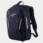 Alpinestars Charger Boost Backpack, plecak motocyklowy, czarny, aerodynamiczna półsztywna skorupa z logo Astar z przodu i białym pionowym brandingiem, panele o teksturze włókna węglowego i odblaskowe akcenty, opływowy design do sportowej jazdy szosowej