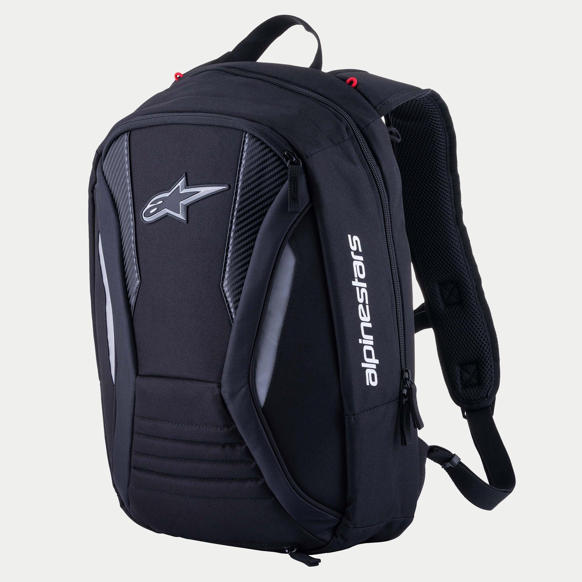 Alpinestars Charger Boost Backpack, plecak motocyklowy, czarny, aerodynamiczna półsztywna skorupa z logo Astar z przodu i białym pionowym brandingiem, panele o teksturze włókna węglowego i odblaskowe akcenty, opływowy design do sportowej jazdy szosowej
