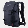 Alpinestars AMP-7 Backpack, techniczny plecak motocyklowy, czarny z czerwonymi akcentami przy zamkach, wyposażony w cztery regulowane paski kompresyjne z klamrami, usztywnione wyściełane ścianki, logo Alpinestars na górze i branding z boku, ergonomiczne paski na ramiona do jazdy typu adventure i road touring