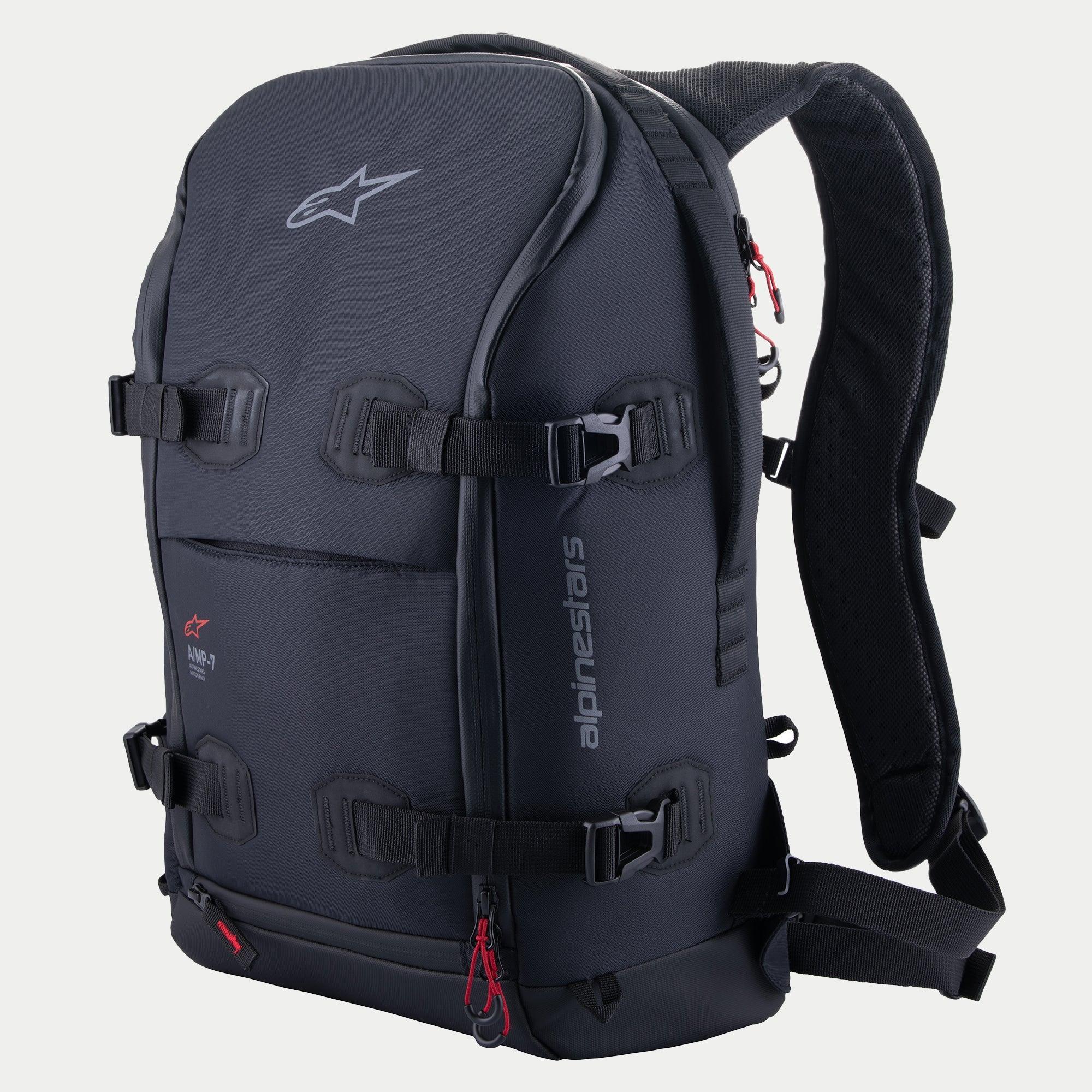 Alpinestars AMP-7 Backpack, techniczny plecak motocyklowy, czarny z czerwonymi akcentami przy zamkach, wyposażony w cztery regulowane paski kompresyjne z klamrami, usztywnione wyściełane ścianki, logo Alpinestars na górze i branding z boku, ergonomiczne paski na ramiona do jazdy typu adventure i road touring