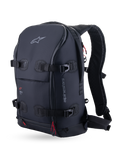 Alpinestars Plecak AMP-7, techniczny plecak motocyklowy touringowy, czarny, widok z perspektywy trzech czwartych z czterema pasami kompresyjnymi ładunku, ergonomicznymi wyściełanymi szelkami i czerwonymi uchwytami suwaków.