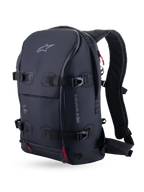 Alpinestars Plecak AMP-7, techniczny plecak motocyklowy touringowy, czarny, widok z perspektywy trzech czwartych z czterema pasami kompresyjnymi ładunku, ergonomicznymi wyściełanymi szelkami i czerwonymi uchwytami suwaków.