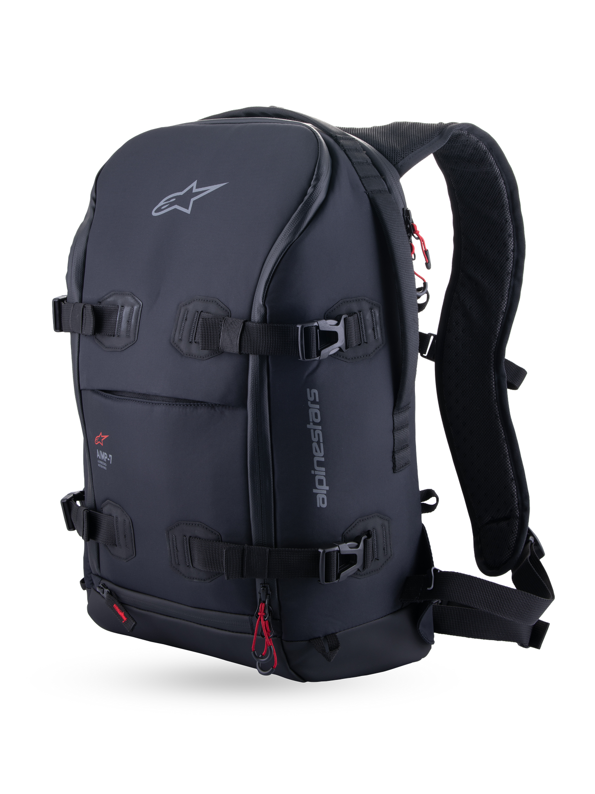 Alpinestars Plecak AMP-7, techniczny plecak motocyklowy touringowy, czarny, widok z perspektywy trzech czwartych z czterema pasami kompresyjnymi ładunku, ergonomicznymi wyściełanymi szelkami i czerwonymi uchwytami suwaków.