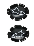 Alpinestars GP Plus Knee Sliders, motocyklowe ślizgi wyścigowe na kolana, czarno-białe, błyszczące wykończenie z białym logo gwiazdy, system mocowania na rzepy, z napisem „One Goal One Vision”, zestaw na lewą i prawą stronę
