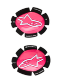 Alpinestars GP Plus Knee Slider, slidery kolan do motocykli wyścigowych, różowy fluo i biały, zestaw lewego i prawego slidera, błyszcząca różowa powierzchnia z białym logo gwiazdy, czarna podstawa z napisem „One Goal One Vision”, wytrzymała konstrukcja z tworzywa sztucznego do użytku na torze i drodze