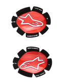 Alpinestars GP Plus Knee Sliders, motocyklowa ochrona kolan, czerwono-czarne, białe logo gwiazdy, branding „ONE GOAL. ONE VISION.”, podkładki mocowane na rzepy, para na lewą i prawą stronę