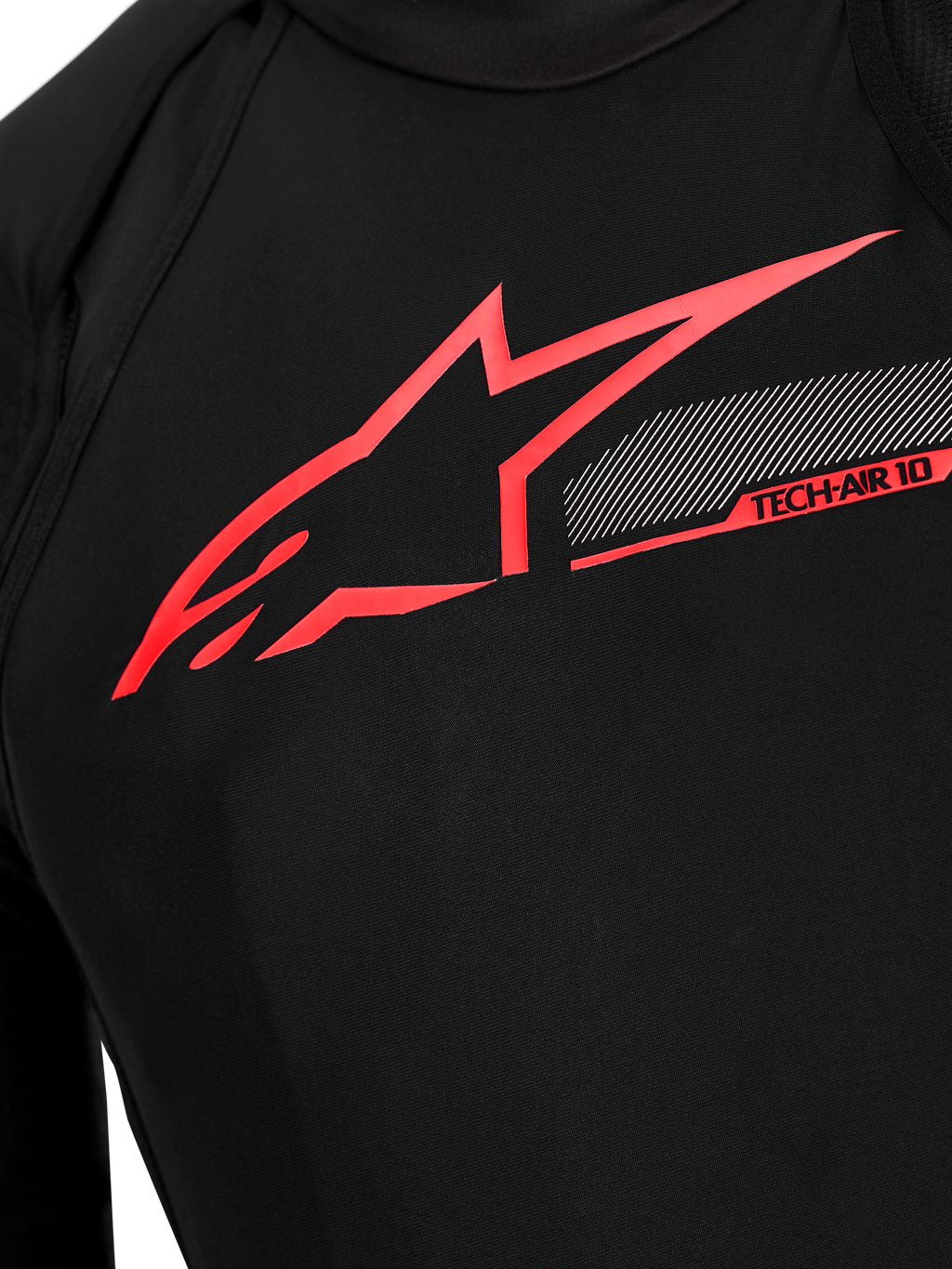Poduszka powietrzna Tech-Air 10 V2 Race, detal klatki piersiowej, czarny materiał z jasnoczerwonym logo i grafikami.