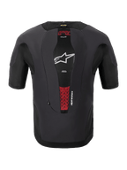 Alpinestars Tech-Air® 5 Plasma System, motocyklowy system poduszki powietrznej, widok z tyłu, czarny, wyposażony w centralny panel z siatki z białym logo gwiazdy i czerwone akcenty wewnętrznego ochraniacza pleców PLASMA, dopasowany krój z krótkim rękawem zapewniający ochronę pod kurtką