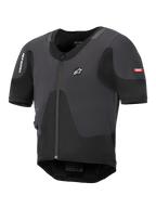 Alpinestars Tech-Air 5 Plasma System, czarna motocyklowa kamizelka z poduszką powietrzną, smukły profil z przednim zamkiem błyskawicznym i krótkimi rękawami, oddychające panele z siatki, branding Alpinestars, zaprojektowana do ochrony pod kurtką